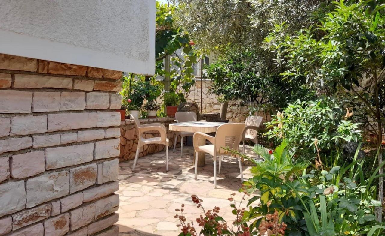 Vita Apartment - Spacious Garden And Balcony 5 Min To Beach & Center Ksamil Kültér fotó