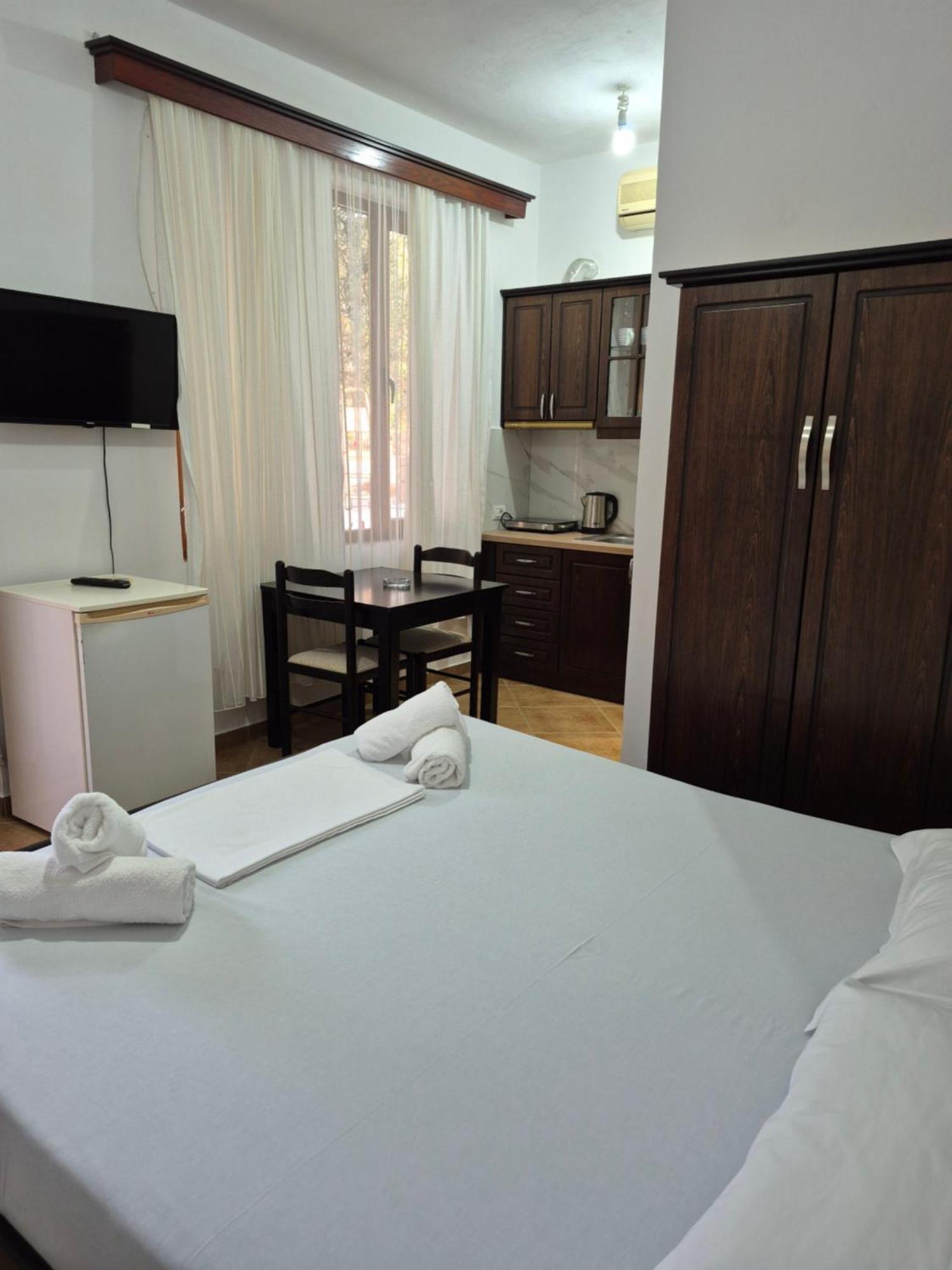 Vita Apartment - Spacious Garden And Balcony 5 Min To Beach & Center Ksamil Kültér fotó